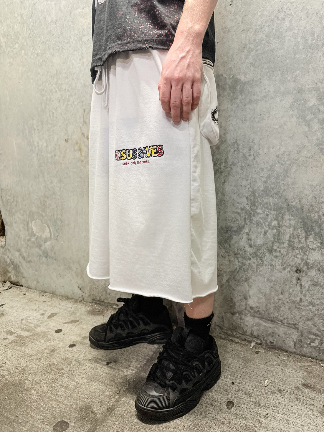 WHITE 3/4 Jesus saves shorts