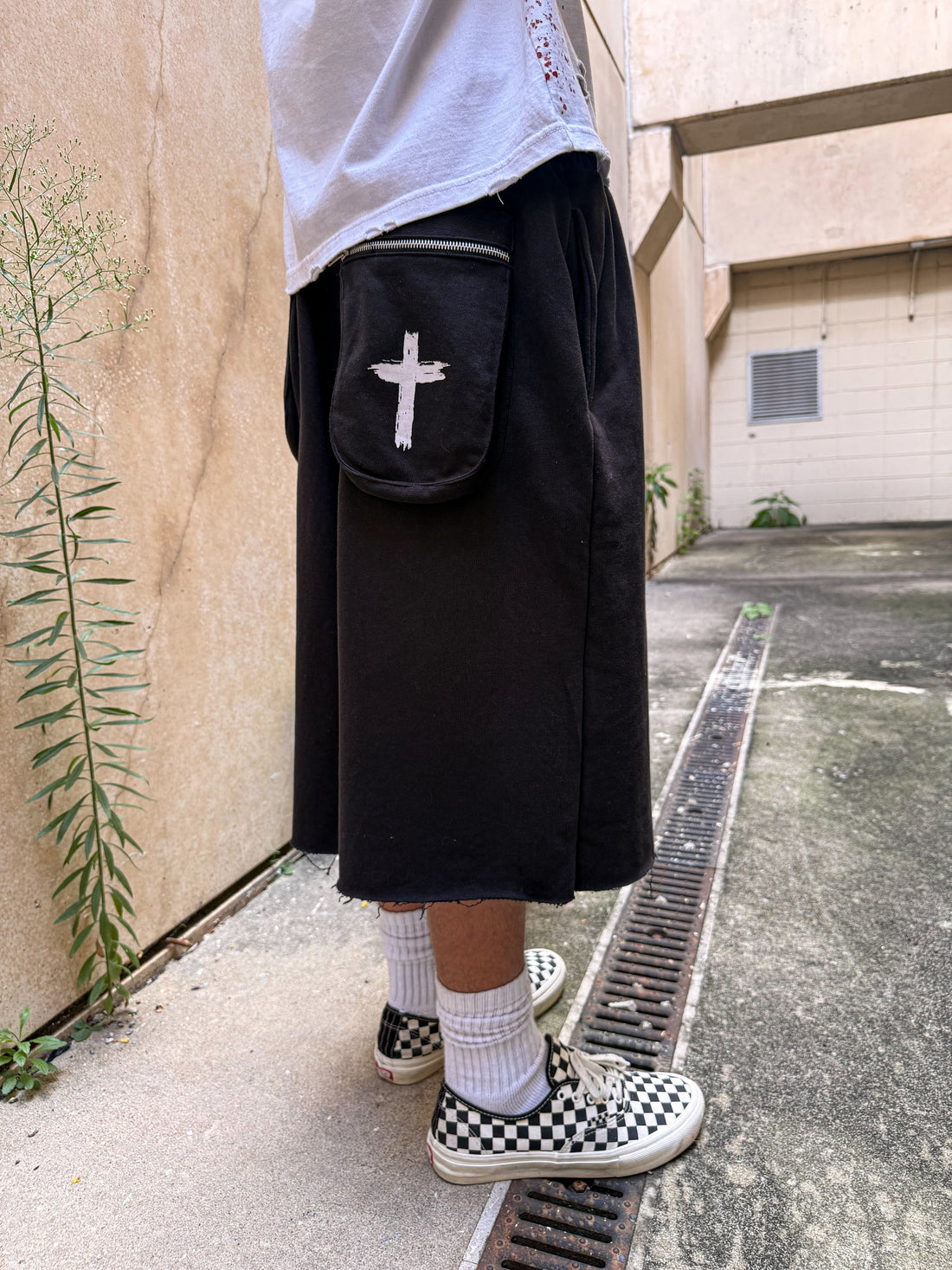 BLACK 3/4 Jesus saves shorts